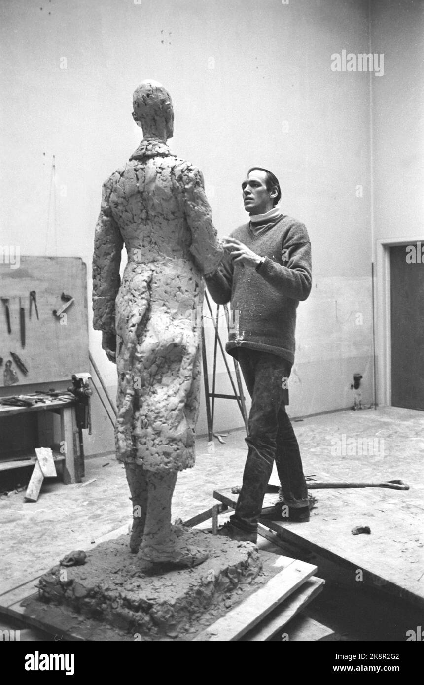 Oslo 19720805: Bildhauer Nils Aas während seiner Arbeit am Denkmal für König Haakon. Das Denkmal sollte für seinen Geburtstag von 100. bereit sein. Im Jahr 1971 beschloss der Stadtrat, für den Standort in Haakon VII`s GT zu gehen. Im Juni 7. Platz. Das erste große Lagermodell wurde in halber Größe gefertigt. Im Vorfeld hatte der Künstler mehrere kleine Modelle angefertigt, einige wurden abgelehnt. Foto: Ivar Aaserud / Aktuell / NTB Stockfoto